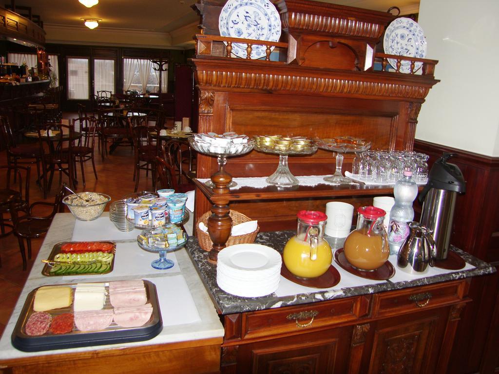 Adler Hotel Будаорш Экстерьер фото