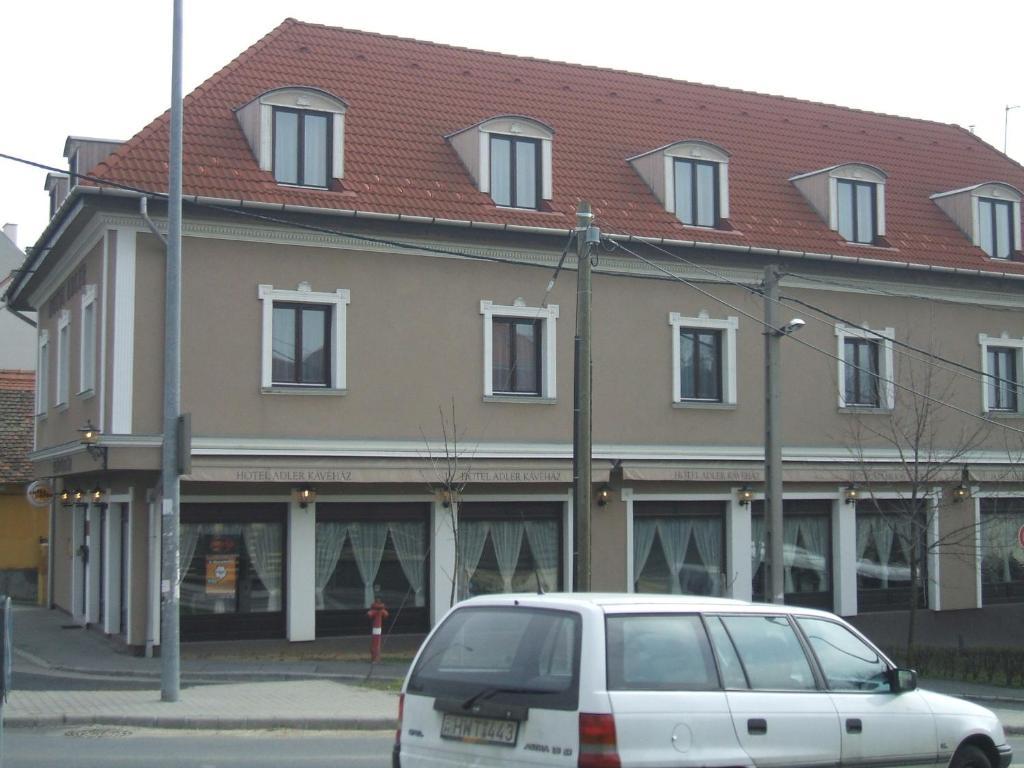 Adler Hotel Будаорш Экстерьер фото